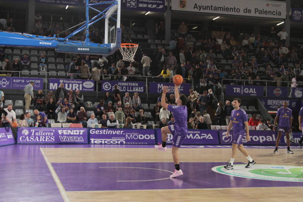 Jugador lanzando a canasta en un partido de baloncesto en Palencia