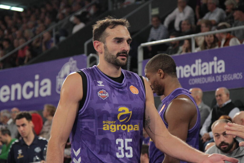 Jugador del equipo Súper Agropal Palencia durante un partido de baloncesto