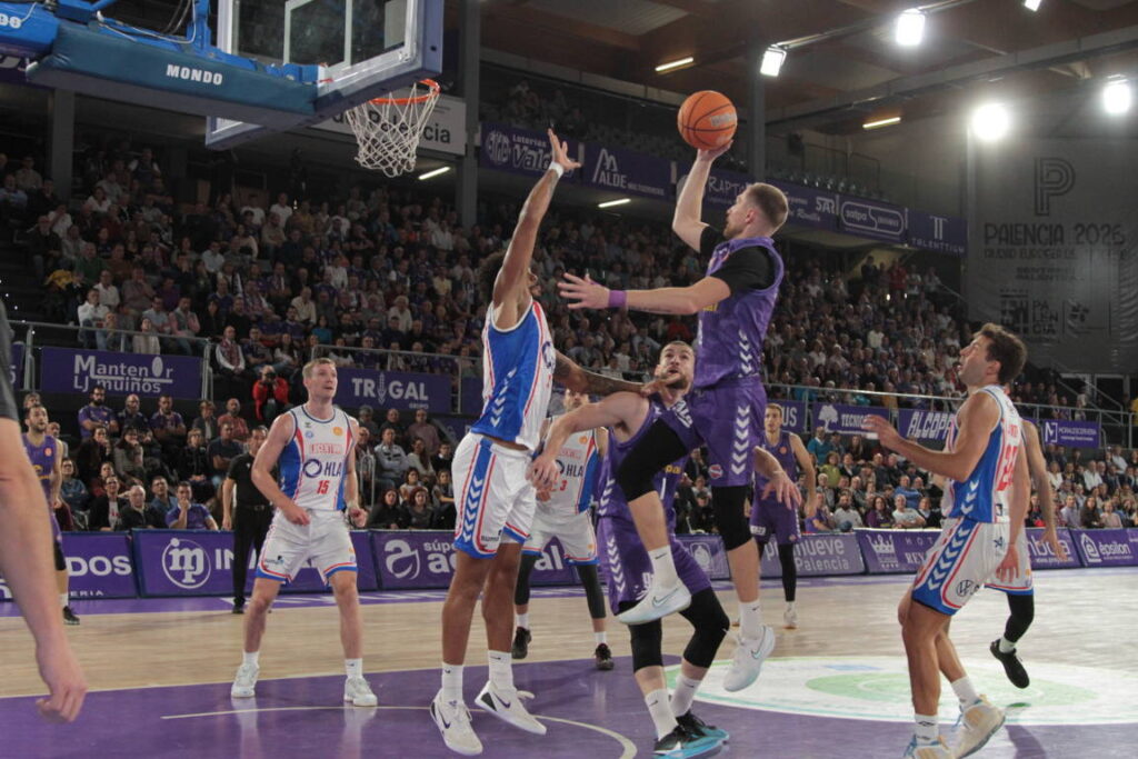 Jugadores de baloncesto en acción durante un partido en Palencia
