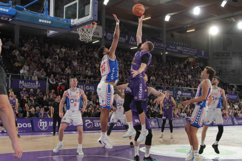 Jugadores de baloncesto en acción durante un partido en Palencia.