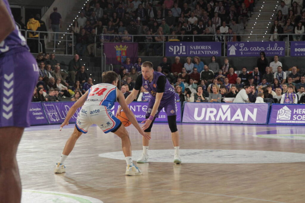 Jugadores de baloncesto en acción durante un partido en Palencia