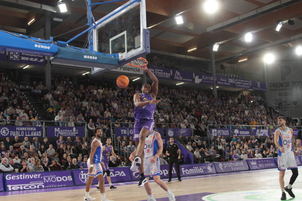 Jugador de baloncesto en acción durante un partido en Palencia