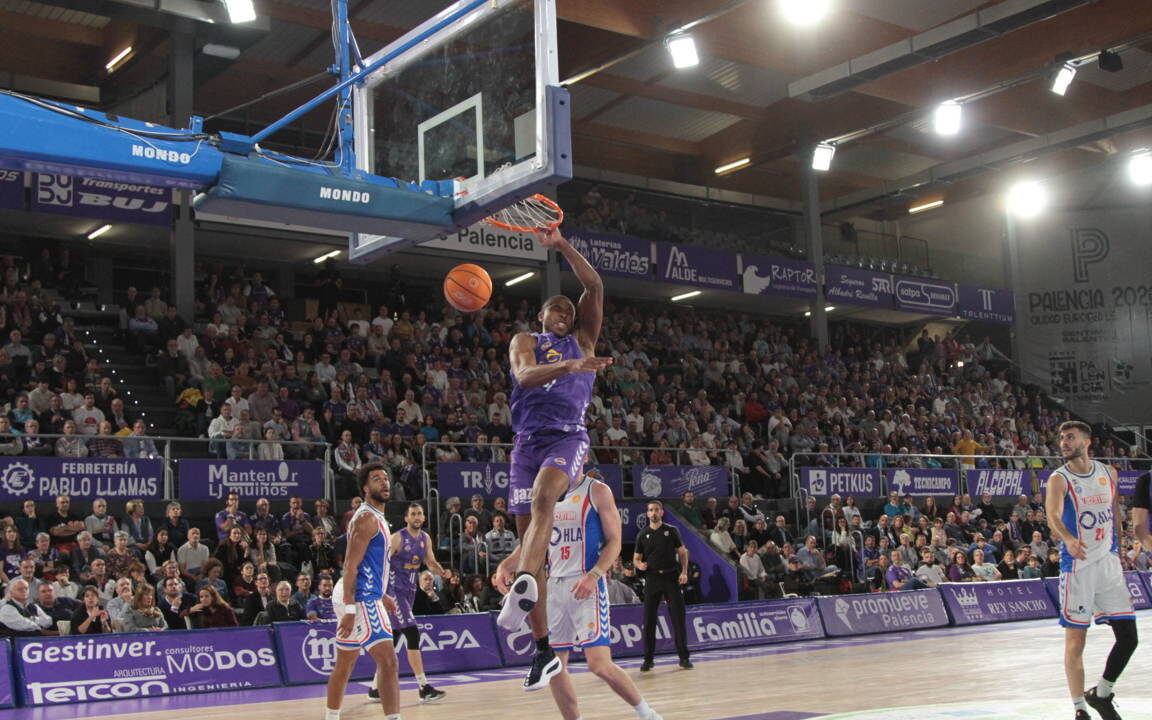 Jugador de baloncesto en acción durante un partido en Palencia