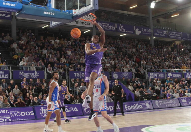 Jugador de baloncesto en acción durante un partido en Palencia