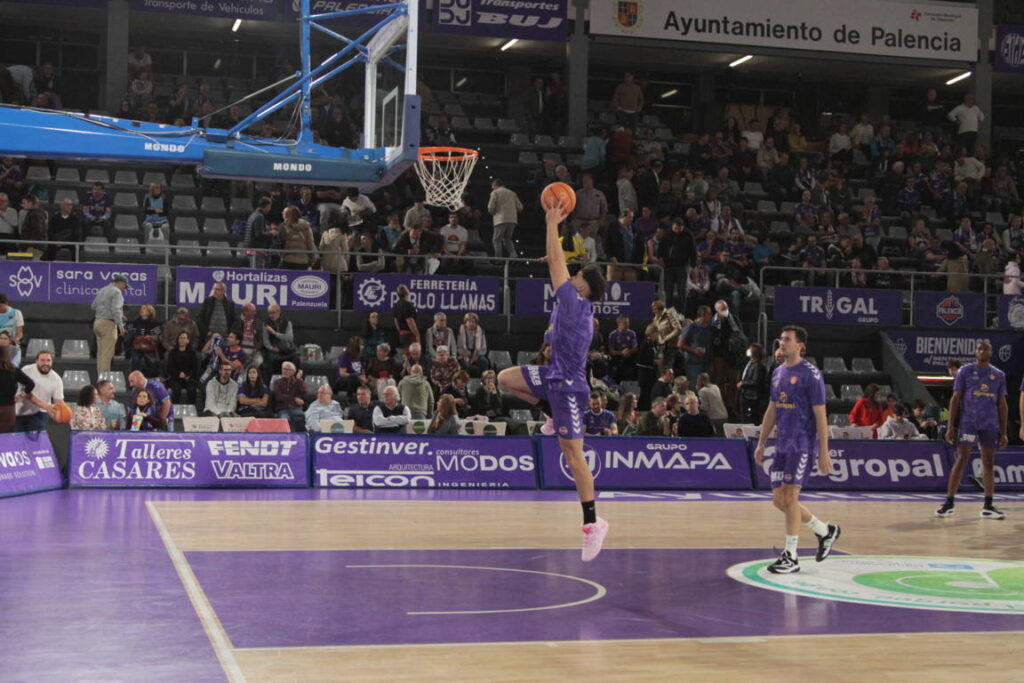 Jugadores de baloncesto en la cancha durante un partido en Palencia.