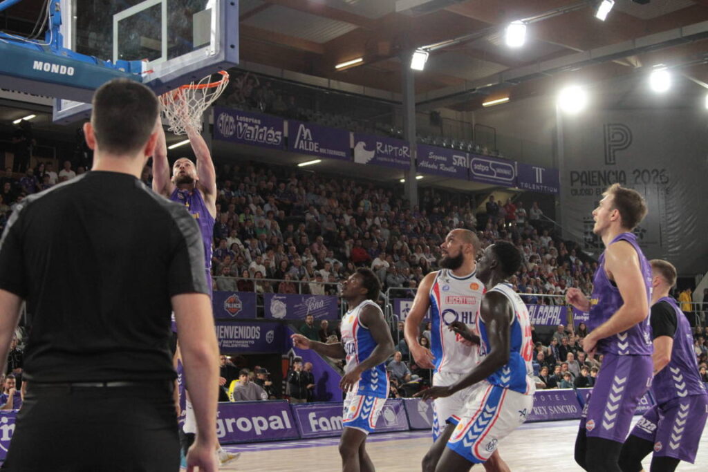Jugadores de baloncesto en un partido entre Palencia y Alicante