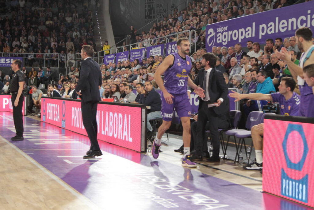 Jugador del equipo de baloncesto de Palencia durante un partido