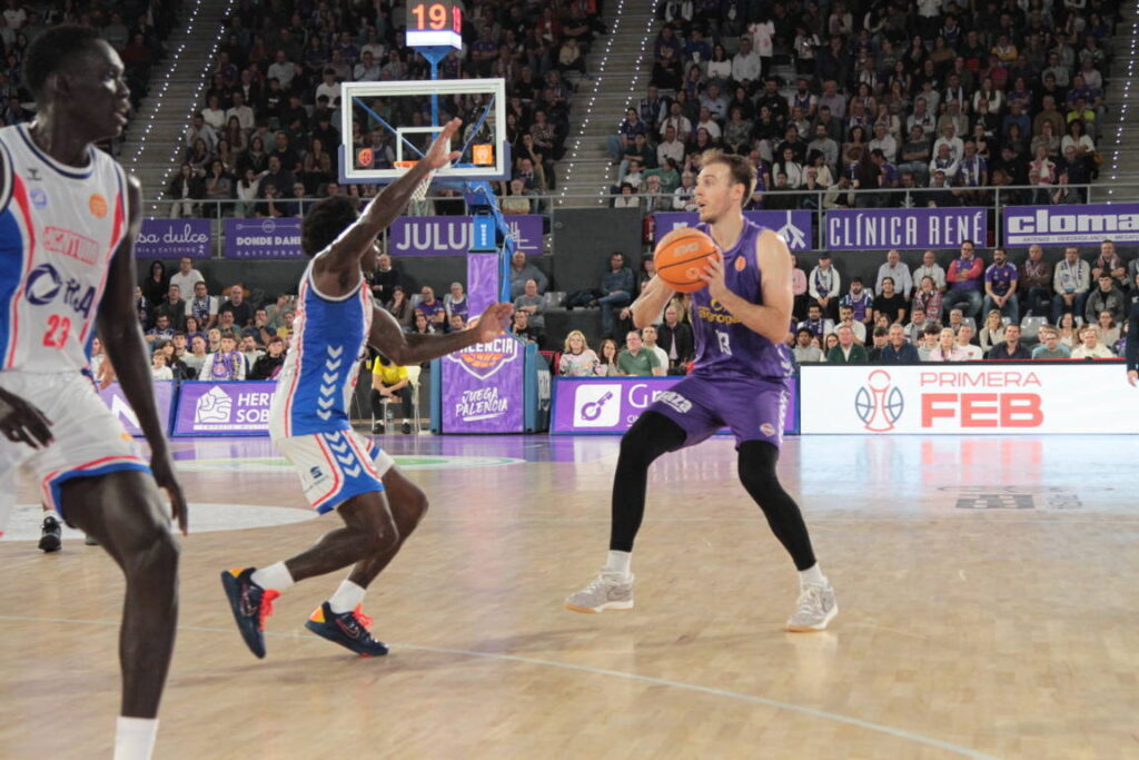Jugador del Súper Agropal Palencia con balón en un partido de baloncesto