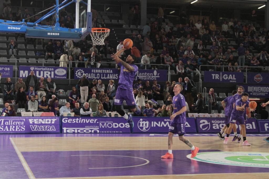 Jugadores del equipo de baloncesto en acción durante un partido en Palencia.