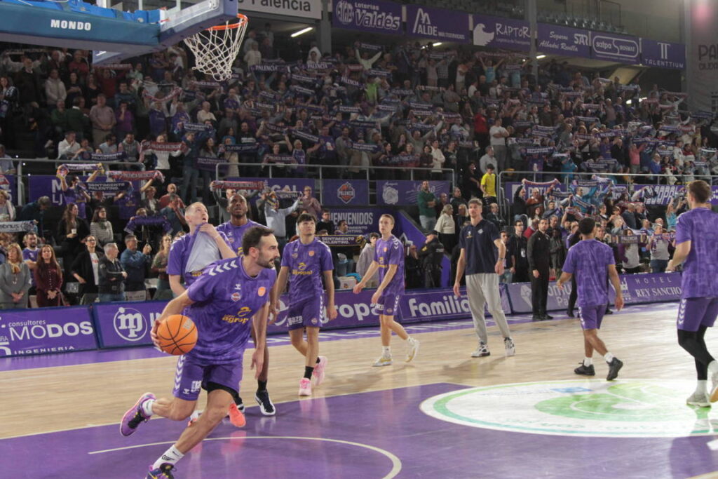 Jugadores de baloncesto calentando en el partido entre Palencia y Alicante