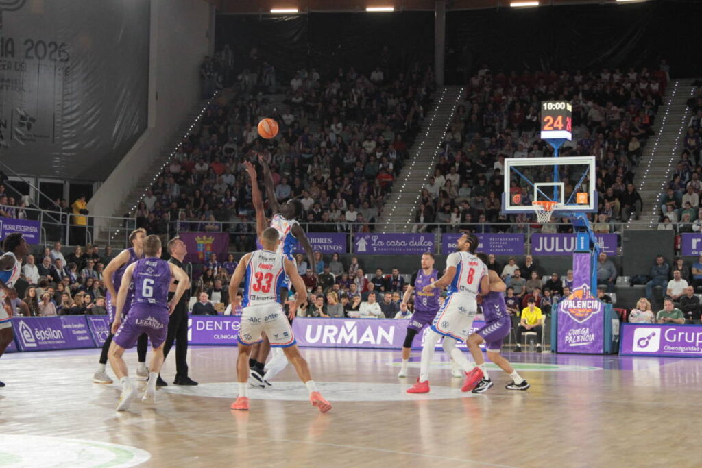 Jugadores de baloncesto en un partido entre Palencia y Alicante