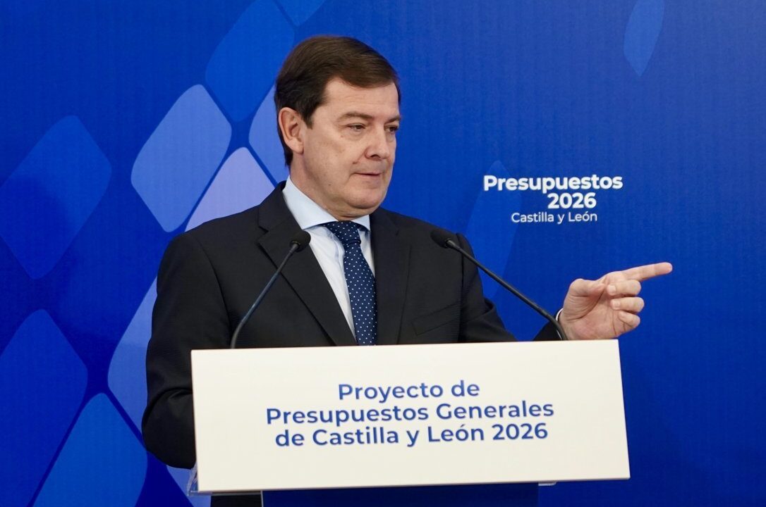 El presidente de la Junta de Castilla y León, Alfonso Fernández Mañueco, comparece en rueda de prensa. Fotografía: Leticia Pérez (ICAL)