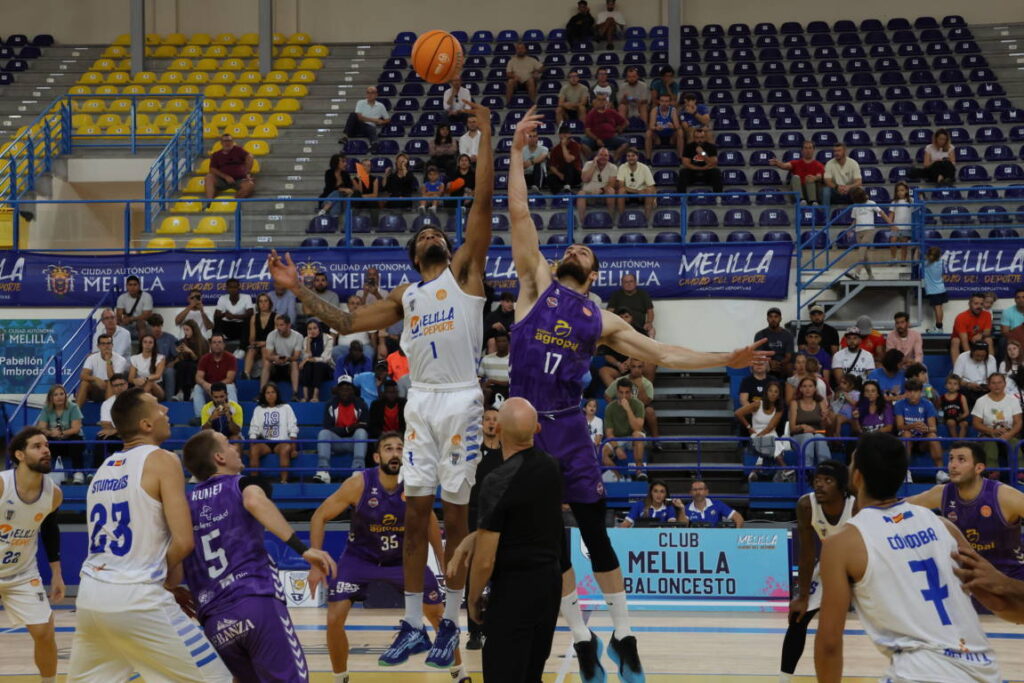 Jugadores de baloncesto en el salto inicial del partido entre Melilla y Súper Agropal Palencia.