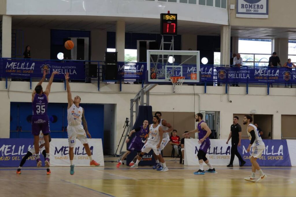Jugadores de baloncesto en un partido entre Súper Agropal Palencia y Melilla