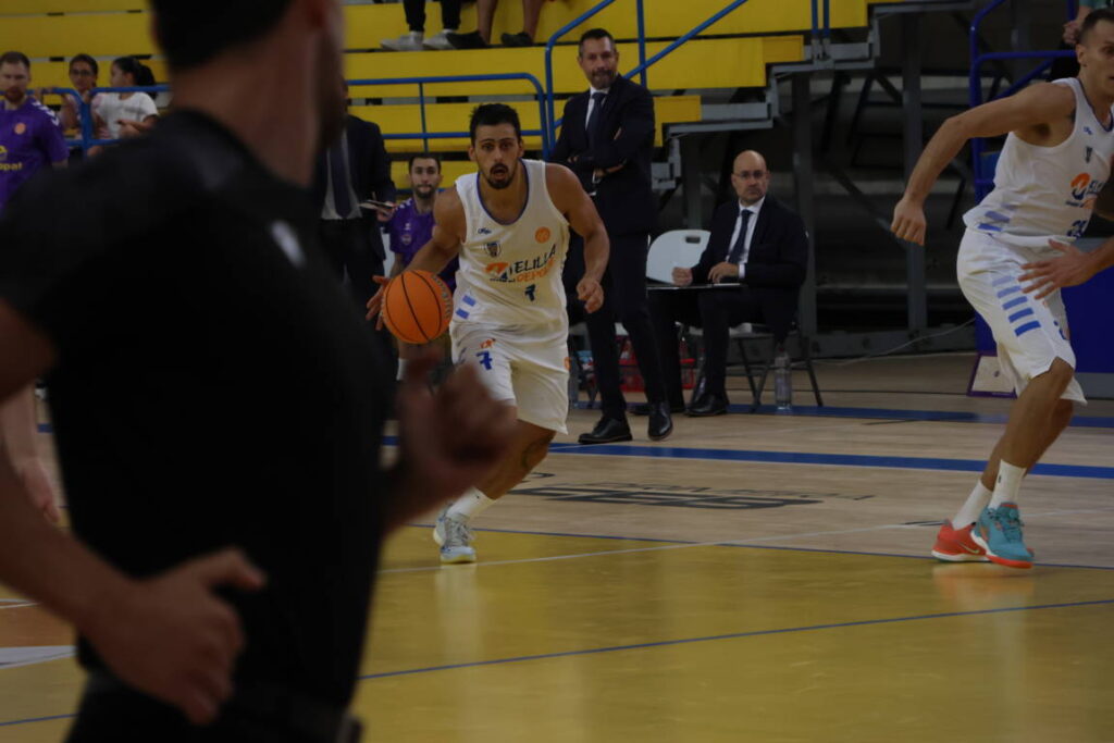 Jugador del Melilla driblando el balón durante el partido de baloncesto