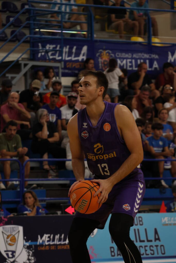 Jugador del Súper Agropal Palencia sosteniendo un balón en un partido