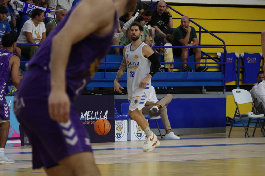Jugadores de baloncesto en un partido entre Melilla y Palencia