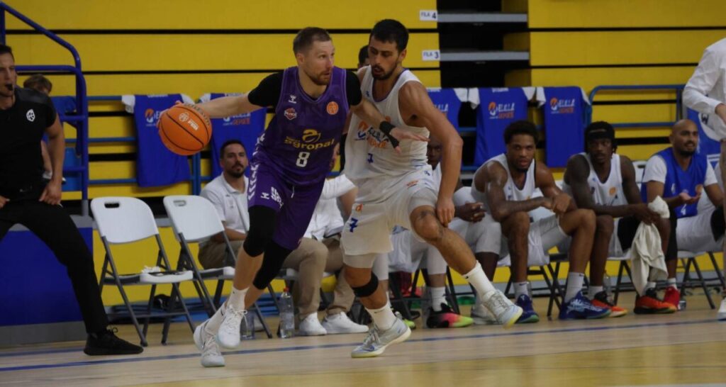 Jugador del Súper Agropal Palencia driblando en un partido de baloncesto