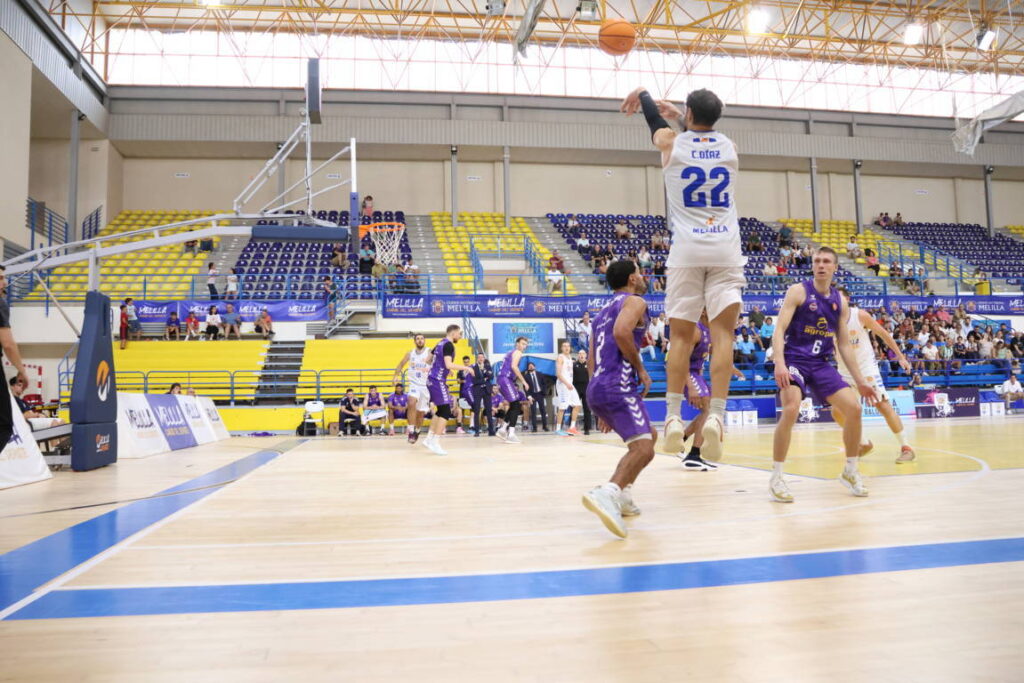 Jugador lanzando a canasta durante un partido de baloncesto en Melilla