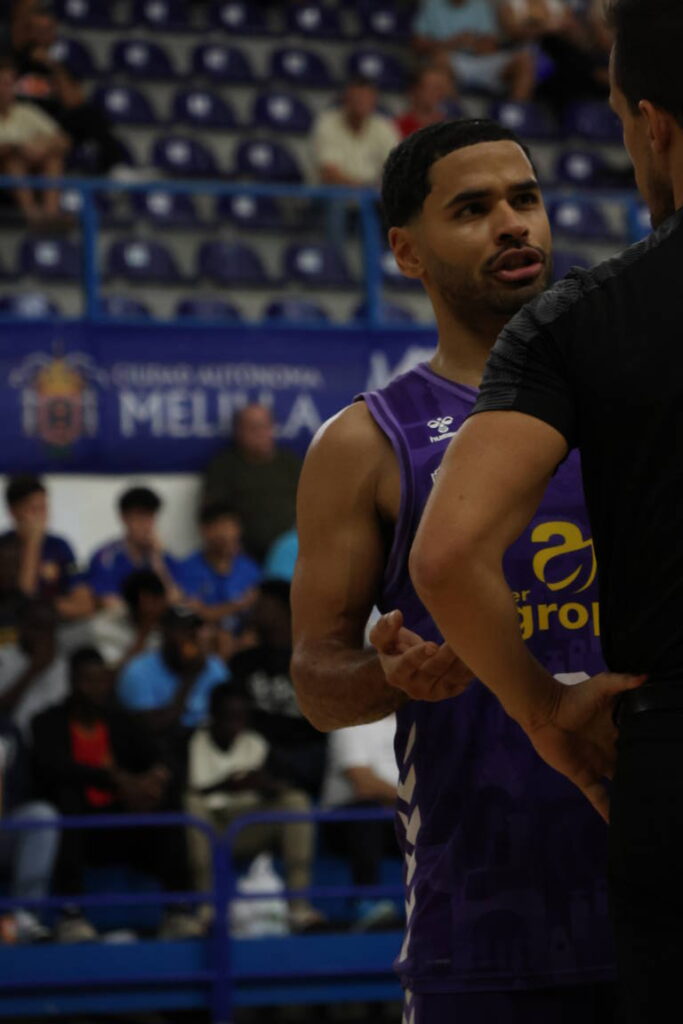 Jugadores del Súper Agropal Palencia conversando durante el partido