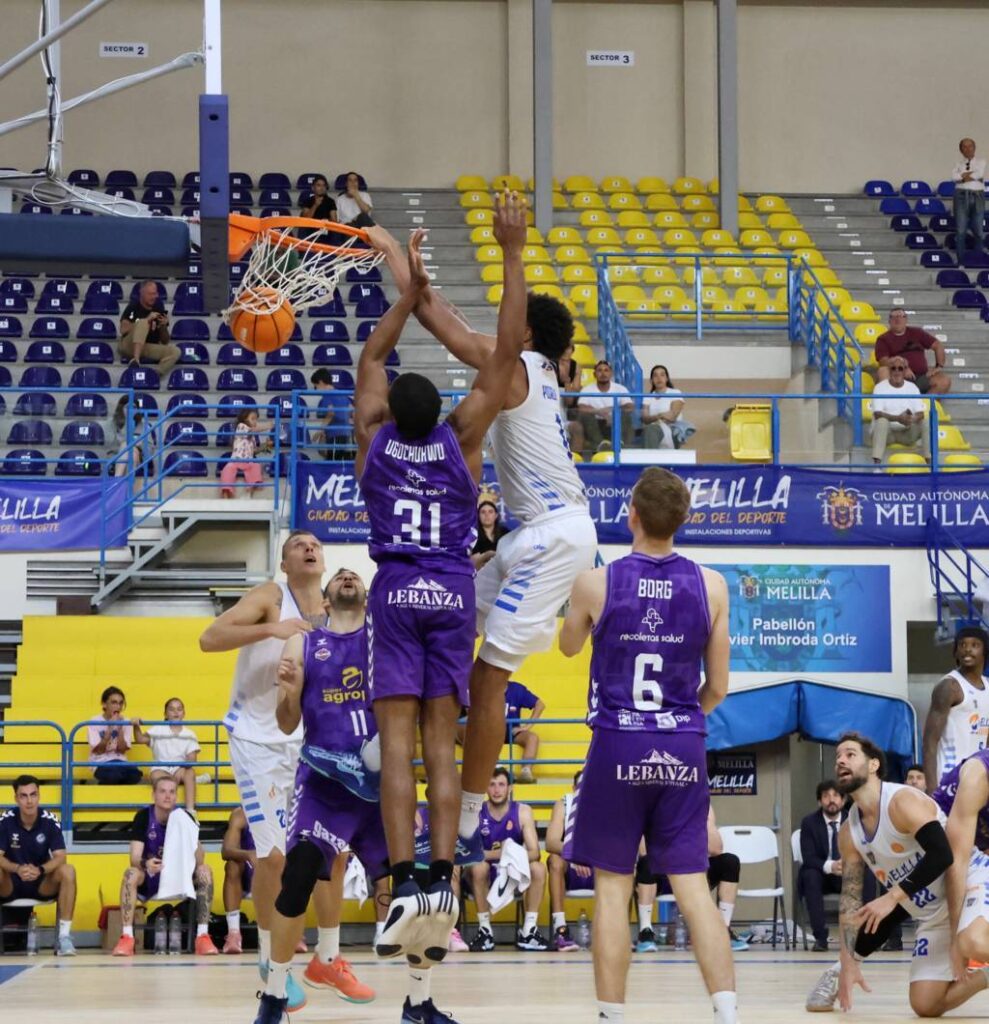 Jugadores de baloncesto en acción durante un partido entre Palencia y Melilla