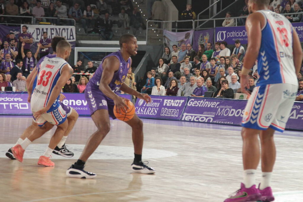 Jugadores de baloncesto en un partido entre Palencia y Alicante