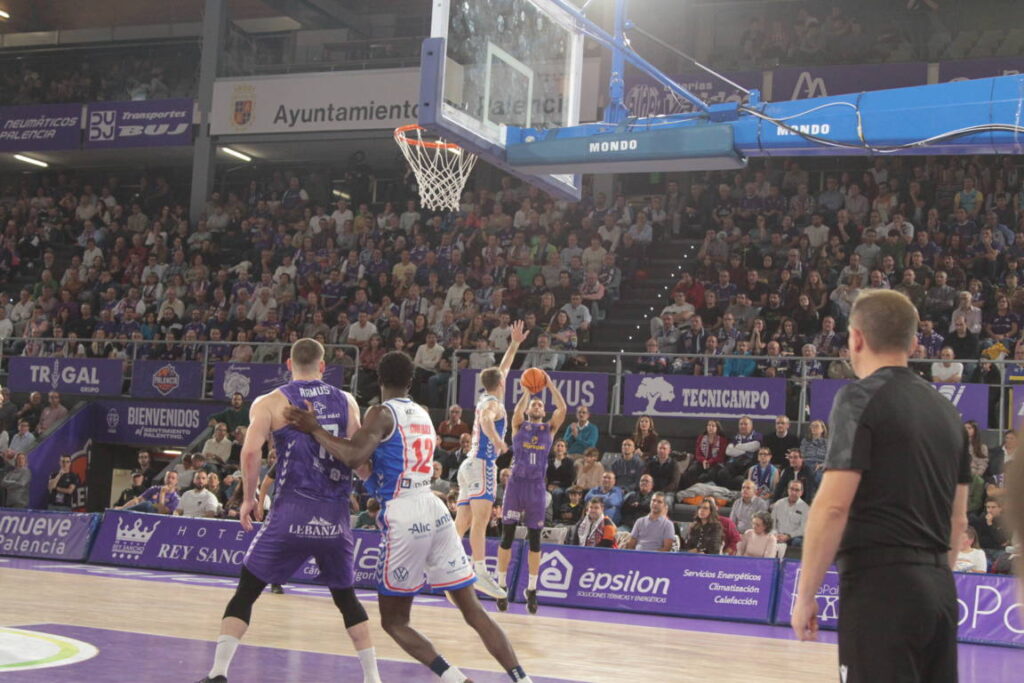 Jugadores de baloncesto en acción durante un partido en Palencia
