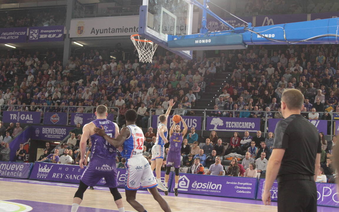 Jugadores de baloncesto en acción durante un partido en Palencia