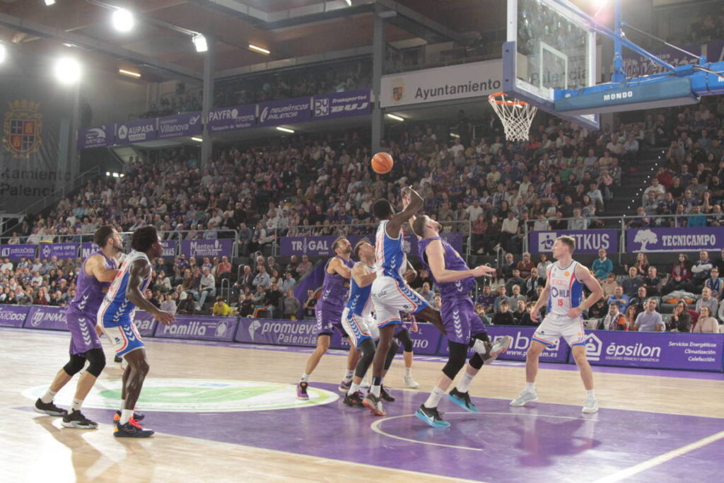 Jugadores de baloncesto compitiendo en un partido en Palencia