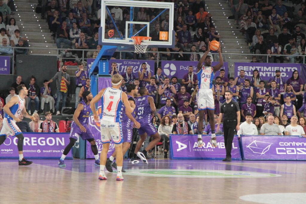 Jugador del HLA Alicante lanzando a canasta en un partido de baloncesto