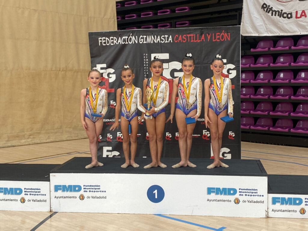 Gimnastas del club Gym-Pal en el podio con medallas