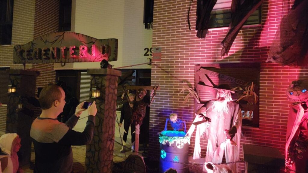 Decoraciones de Halloween en un pasaje del terror en Palencia