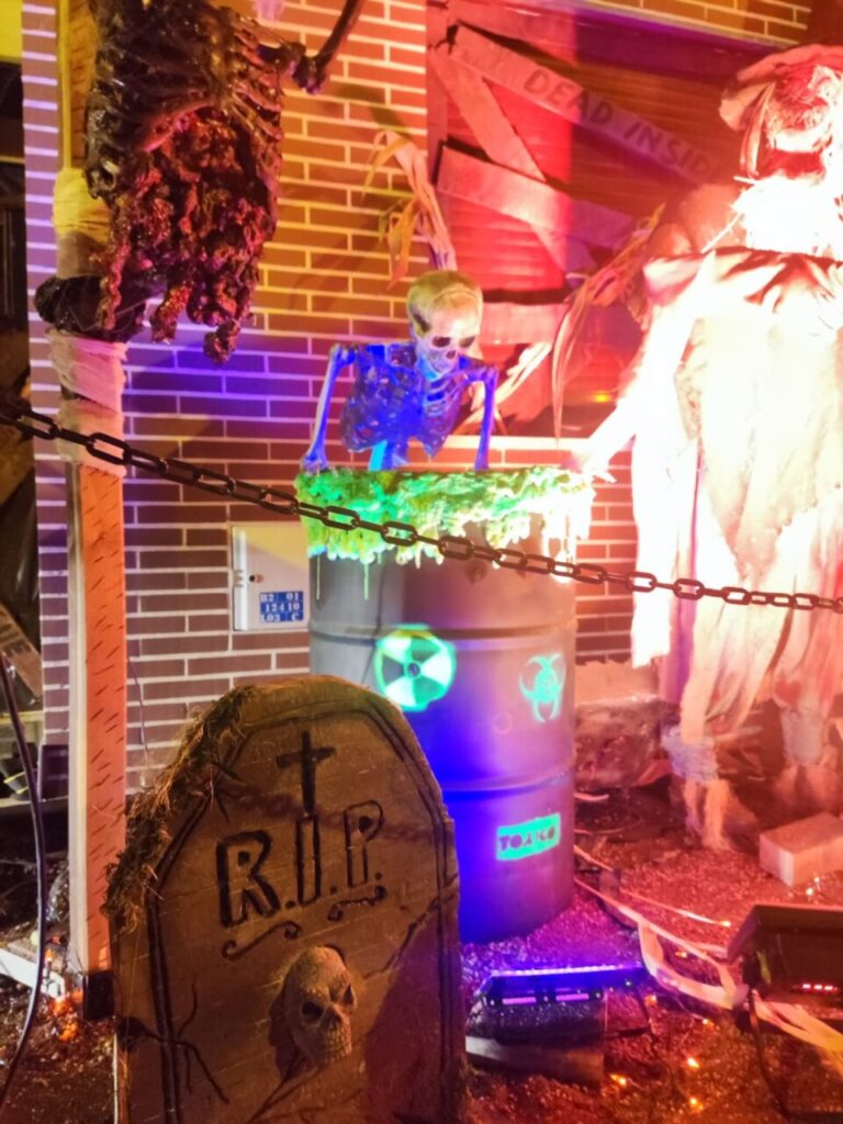 Decoraciones de Halloween con esqueletos y calaveras en un pasaje del terror