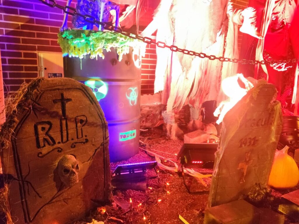 Decoración de Halloween con calaveras y tumbas en un pasaje del terror