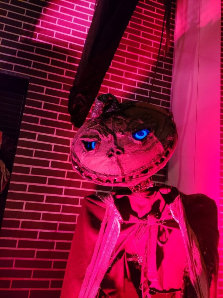 Decoración de Halloween con figura aterradora en pasaje del terror