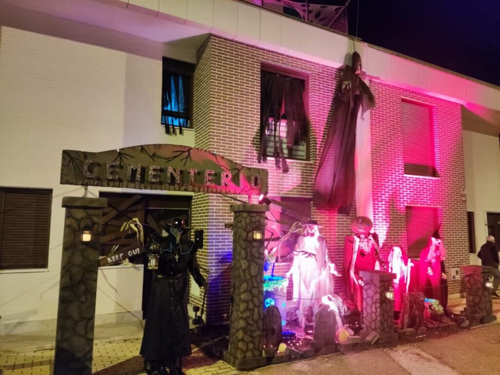Decoraciones de Halloween en la casa del vecino en Palencia
