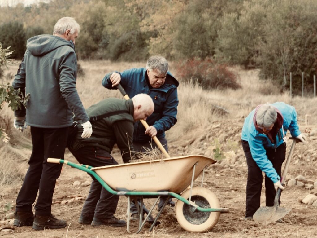 Vecinos y voluntarios trabajando en la recuperación del humedal en Villalafuente.