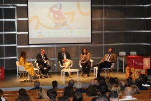 Panel de discusión en la Feria de Empleo de Palencia con jóvenes y empresarios.