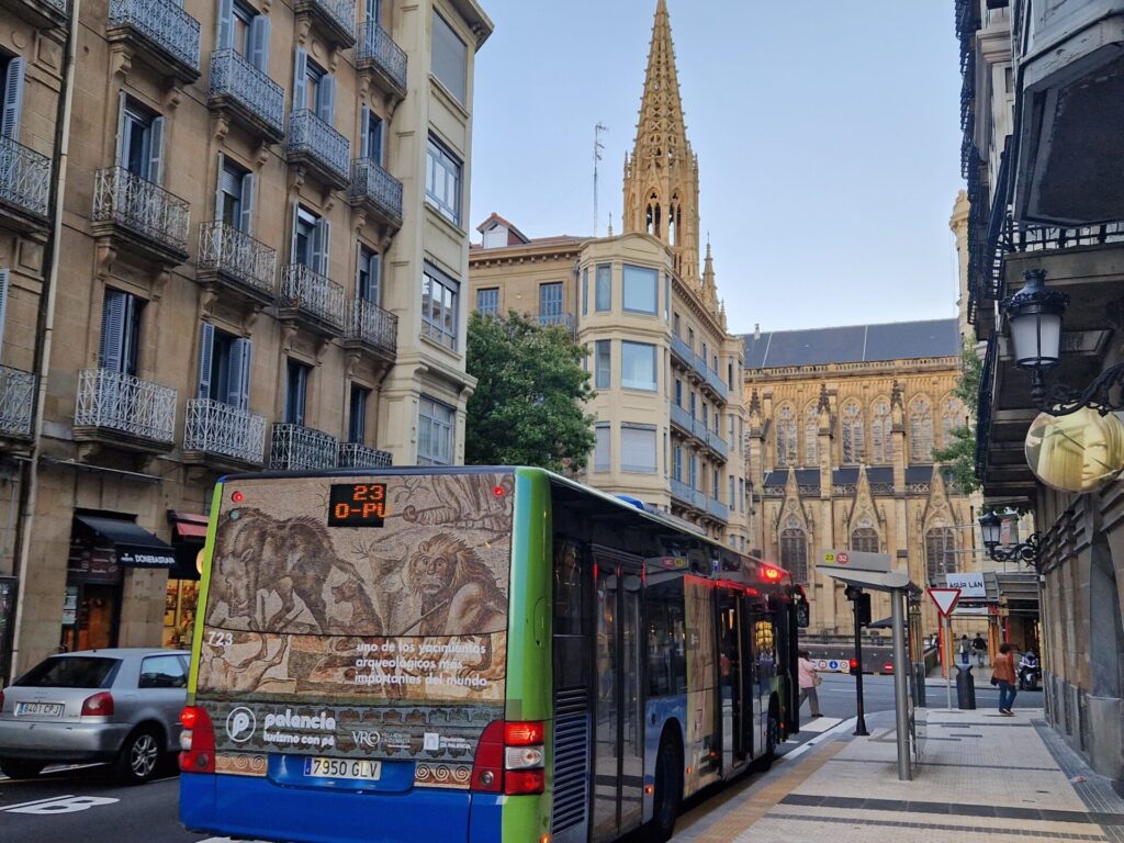 La Villa Romana La Olmeda recorre San Sebastián en autobús. Diputación de Palencia