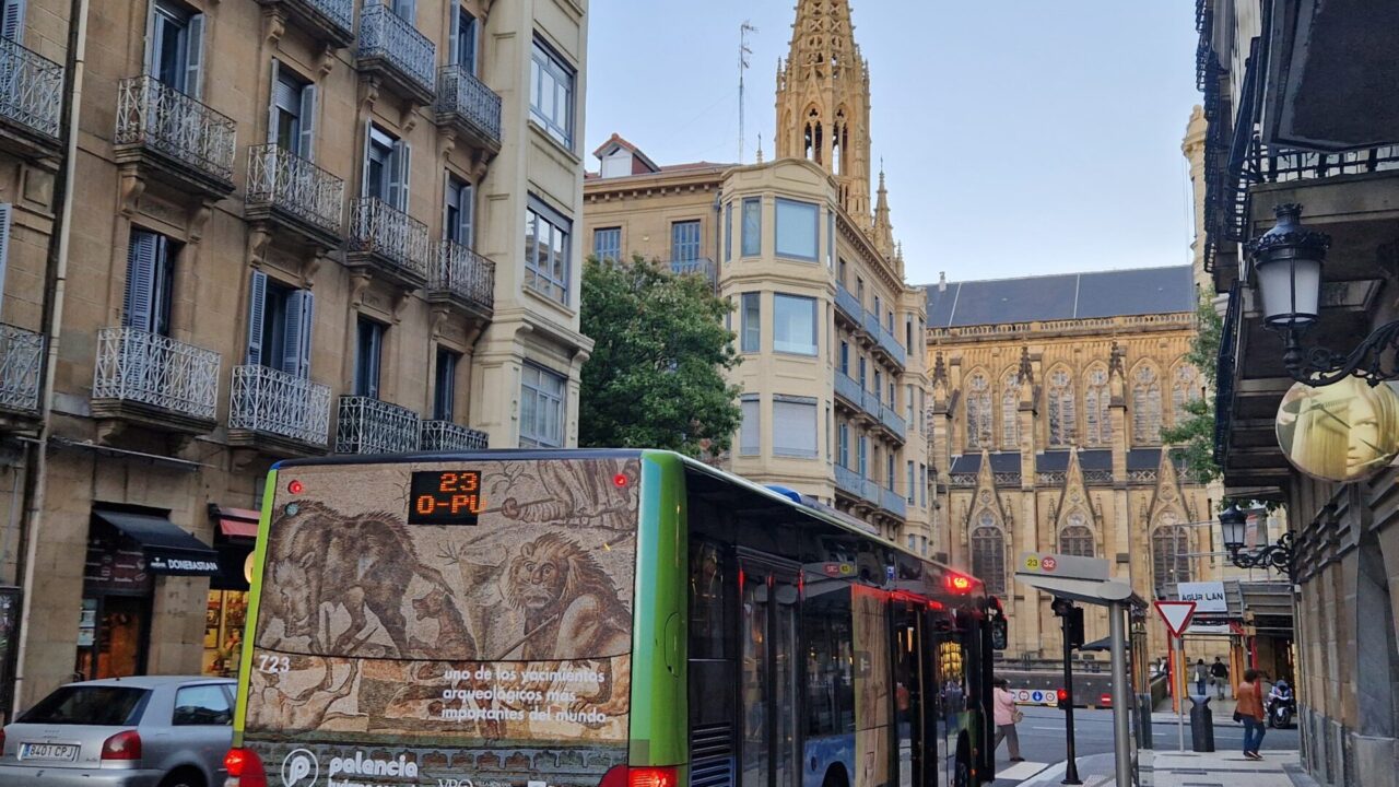 La Villa Romana La Olmeda recorre San Sebastián en autobús. Diputación de Palencia