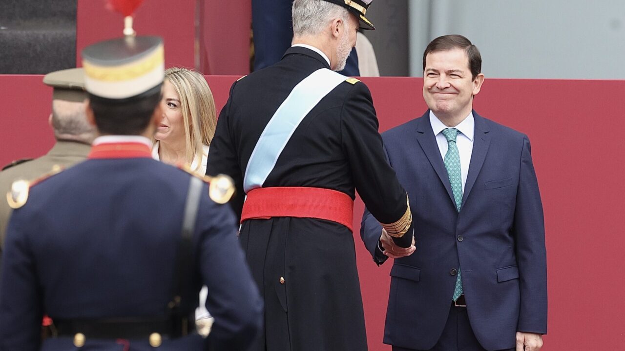Los presidentes de la Junta, Alfonso Fernández Mañueco, y de las Cortes, Carlos Pollán, asisten al acto solemne de homenaje a la bandera nacional y al desfile militar con ocasión del día de la Fiesta Nacional. Fotografía: Juan Lázaro (ICAL)