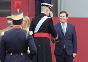Los presidentes de la Junta, Alfonso Fernández Mañueco, y de las Cortes, Carlos Pollán, asisten al acto solemne de homenaje a la bandera nacional y al desfile militar con ocasión del día de la Fiesta Nacional. Fotografía: Juan Lázaro (ICAL)