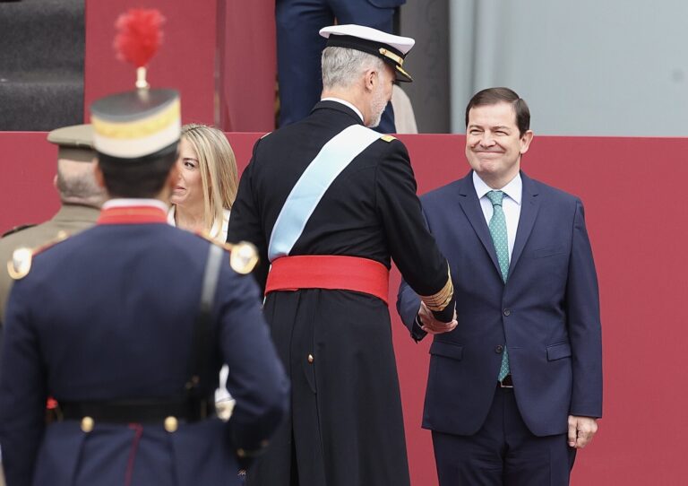 Los presidentes de la Junta, Alfonso Fernández Mañueco, y de las Cortes, Carlos Pollán, asisten al acto solemne de homenaje a la bandera nacional y al desfile militar con ocasión del día de la Fiesta Nacional. Fotografía: Juan Lázaro (ICAL)