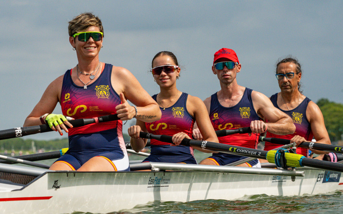 Equipo de remo con Paco San Martin en el mundial de Remo de Shangai