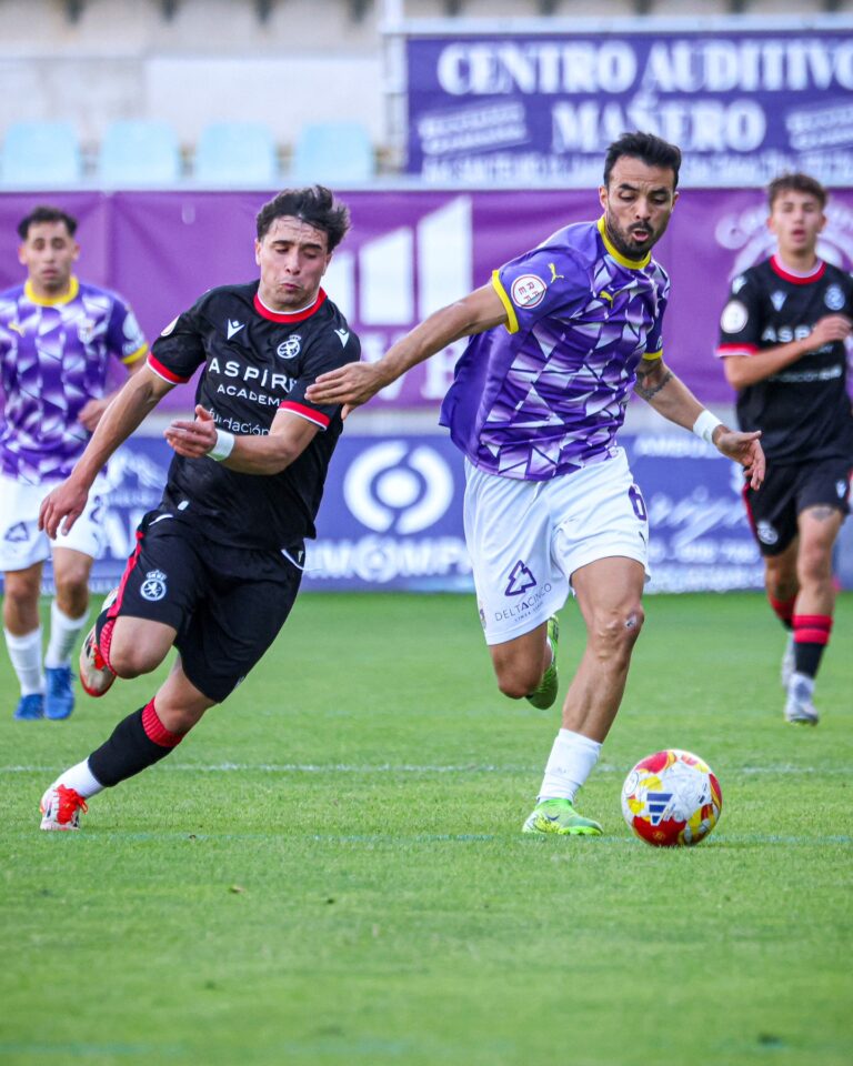 Rodri (Palencia CF) ante un jugador del Júpiter Leonés. Fotografía: Palencia CF