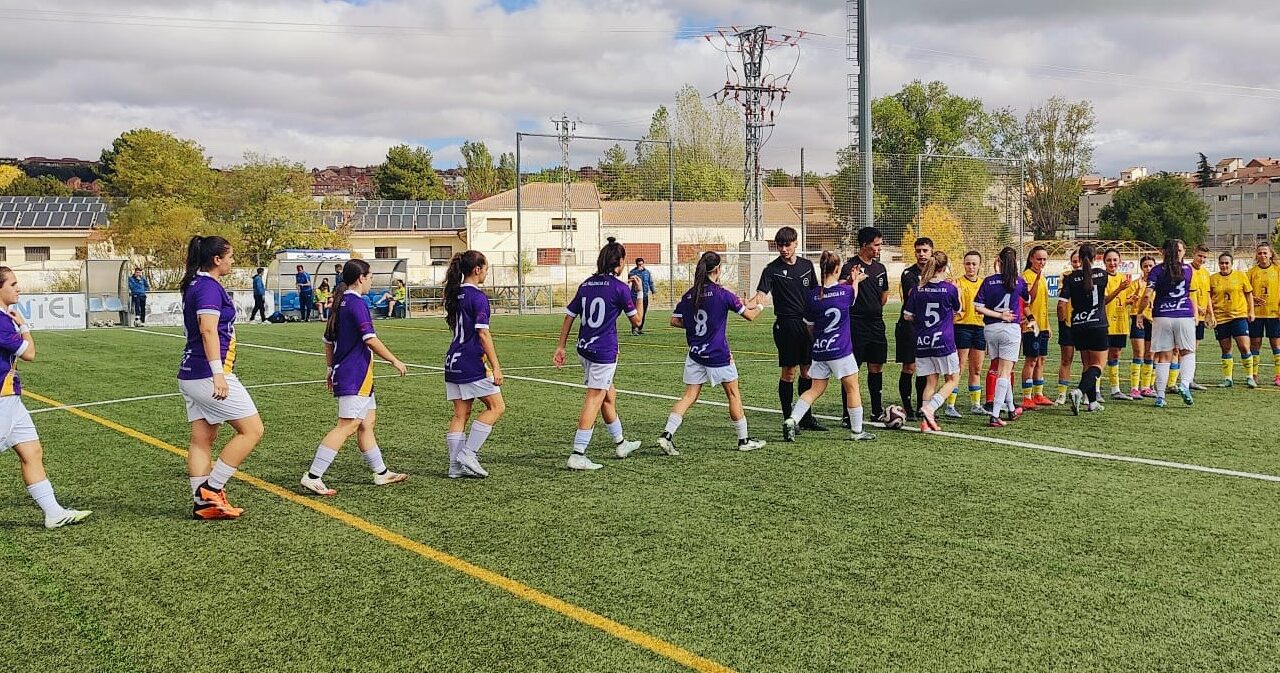 Palencia Fútbol Femenino en su visita al Colegios Diocesanos. Fotografía: Palencia FF