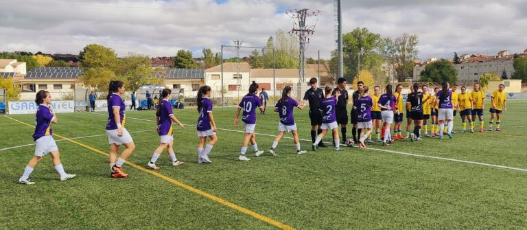 Palencia Fútbol Femenino en su visita al Colegios Diocesanos. Fotografía: Palencia FF