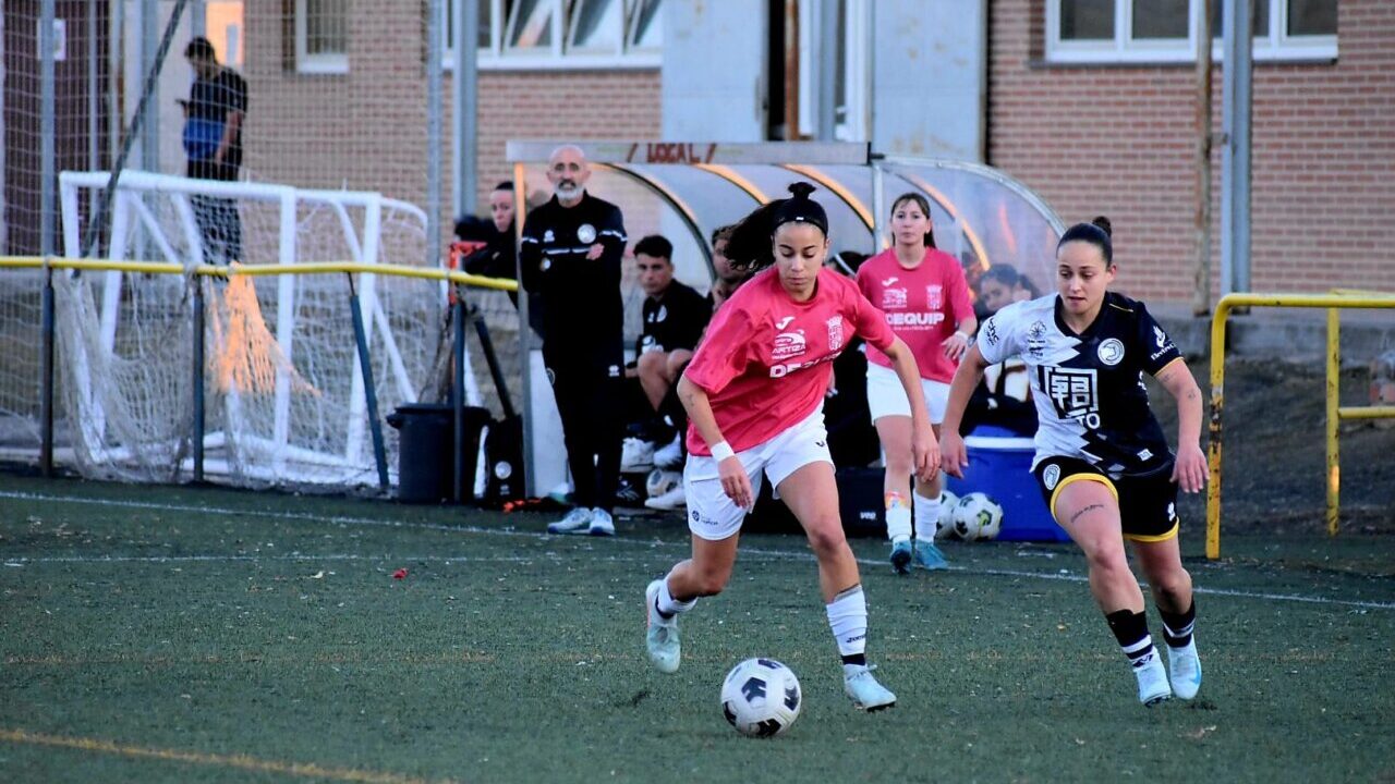 Jugadoras del Palencia Fútbol Femenino en un partido contra Unionistas de Salamanca.