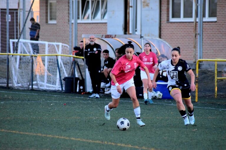 Jugadoras del Palencia Fútbol Femenino en un partido contra Unionistas de Salamanca.