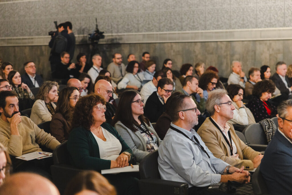 Asistentes al VII Congreso ITE+3R en Palencia discutiendo sostenibilidad